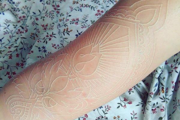 DA LI STE SPREMNI ZA NOVI TREND KOJI JE ZALUDEO SVET?Stigle su nam bele tetovaže i zaista su neodoljive! (FOTO)