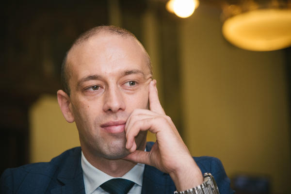 BIO JEDAN GENIJE U DS KOJI JE IZBACIVAO MINISTRE, PA SMO S 22 SPALI NA 6 ODSTO! Da li je Kena upravo prozvao Tadića