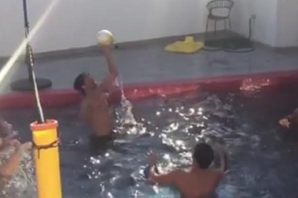 Teo i Pantelić se razgolitili i zaigrali odbojku, dame popadale kao muve! (VIDEO)