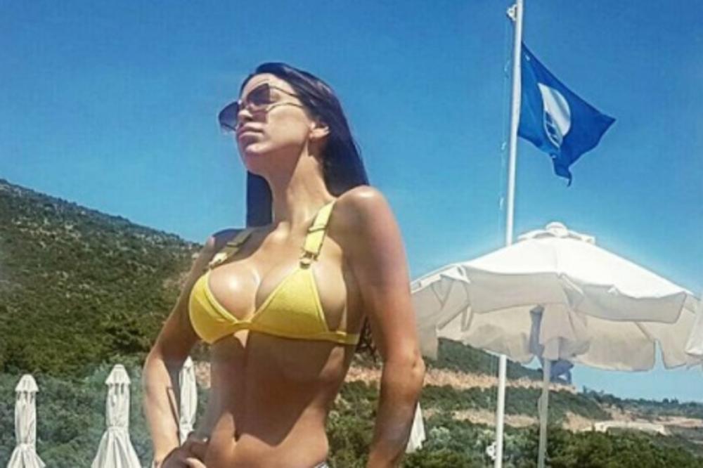 PROČITAJ JEDNU KNJIGU PLASTIKO, JADNICE! Htela je da ispadne pametna, ali su je fanovi najstrašnije isprozivali!