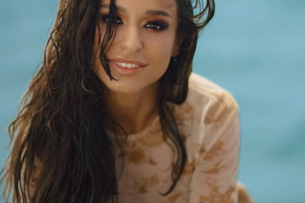 ONA NIKOGA NE OSTAVLJA RAVNODUŠNIM: Pogledajte Editu u više nego izazovnom izdanju! (VIDEO)