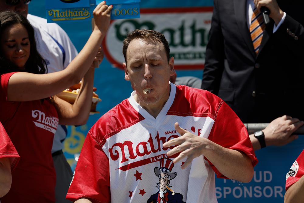 Oborio svoj rekord: Pojeo 72 hot doga za 10 minuta i potvrdio dominaciju! (FOTO)