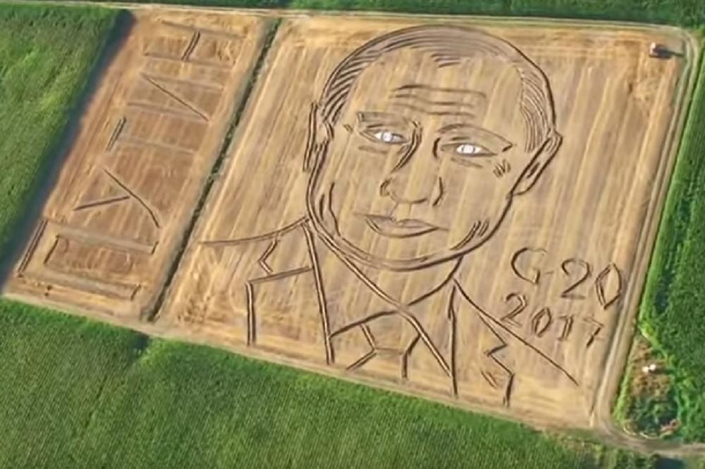 SIMBOLIČNA PORUKA: Italijanski farmer traktorom nacrtao Putina! (VIDEO)