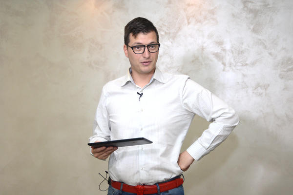 AZDEJKOVIĆ POKAZAO NOVE VIZITKE, SRPSKI INTERNET PLAČE: I onaj ko ga ne voli, mora da prizna da je MEGADUHOVIT! (FOTO)