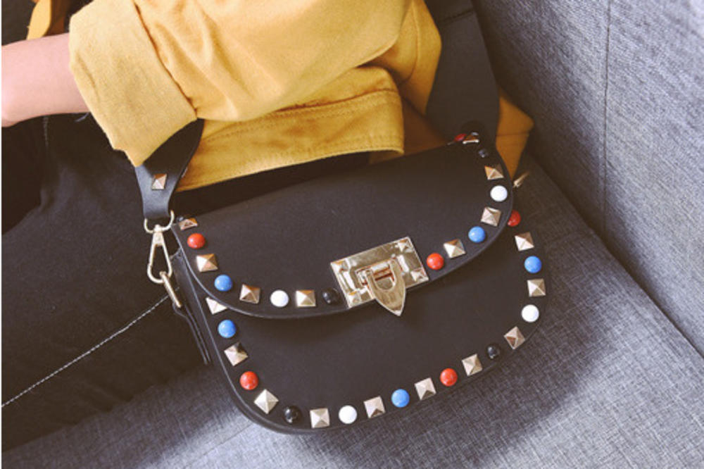 SVI VERUJU DA AKO IMATE OVO U TORBI PRIVLAČITE BEDU: Savetuju da ga odmah IZBACITE, bolje SPREČITI nego LEČITI