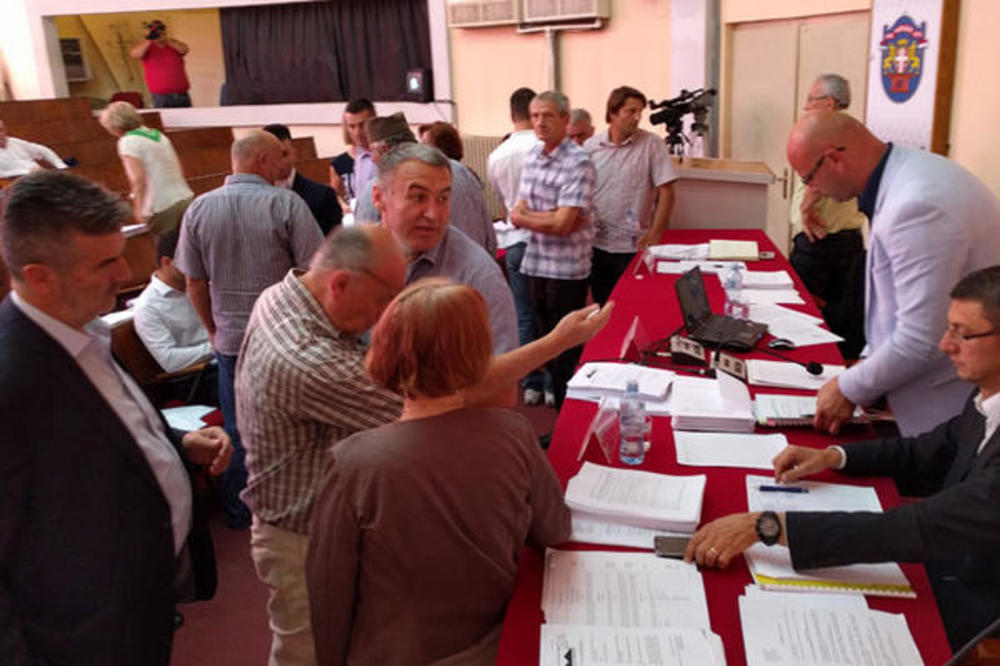 TUČA, LOMLJENJE I OPŠTI HAOS NA SEDNICI SKUPŠINE! Pobili se usred izlaganja, intervenisala hitna pomoć! (VIDEO)