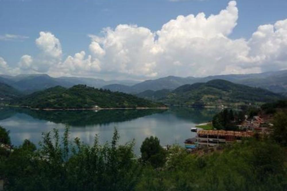 MISTERIOZNE TAČKE POJAVILE SE PO JEZERIMA! Niko ne zna šta je ovo, a cela zemlja bruji o njima!