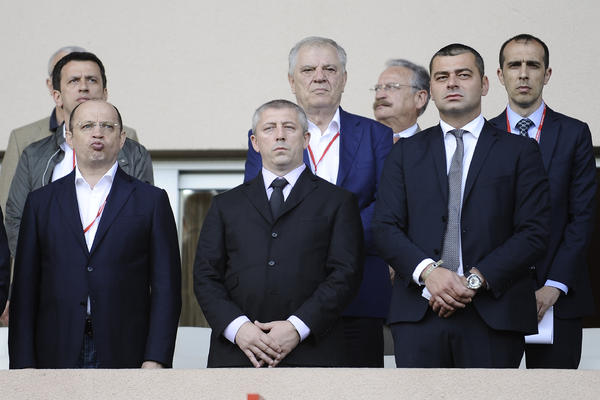 TOLE BRANI KOKEZU: Odlično radi svoj posao! Nema razloga za smenu!