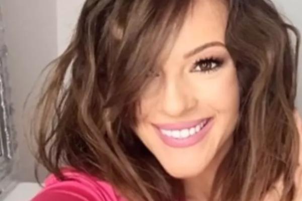 IZGLEDA BOLJE NEGO IKAD! Jelena Kostov zavodila BUJNIM POPRSJEM na PLAŽI! (FOTO)