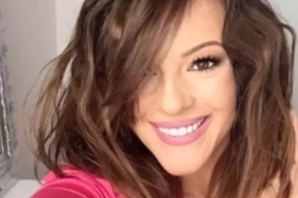 IZGLEDA BOLJE NEGO IKAD! Jelena Kostov zavodila BUJNIM POPRSJEM na PLAŽI! (FOTO)