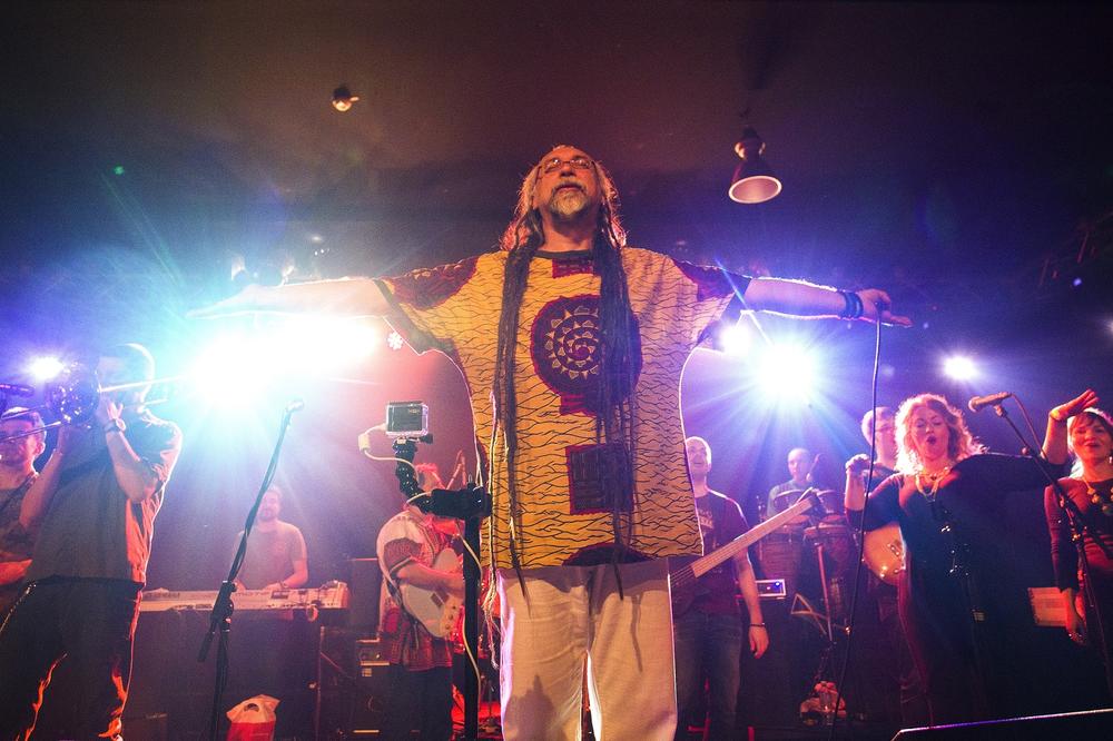 POZNATI SRPSKI PEVAČ DOŽIVEO INFARKT! Stisak pesnice za svoje fanove na slici nateraće suze na oči! (FOTO)