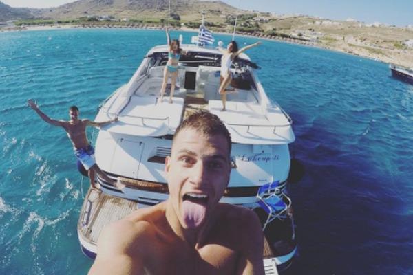 OSVOJILA BOGDANA NA KECA: Otkriveno ko je vrela lepotica sa Bogdanovićeve i Nedovićeve jahte! (FOTO)