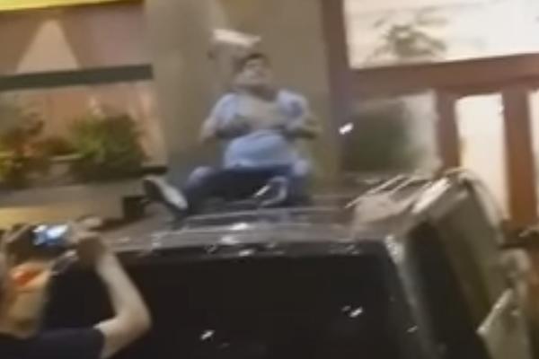 OPET SE ODAO POROKU! Maradona lumpovao po Napulju, pa se skinuo i skakao po krovu automobila! (VIDEO)