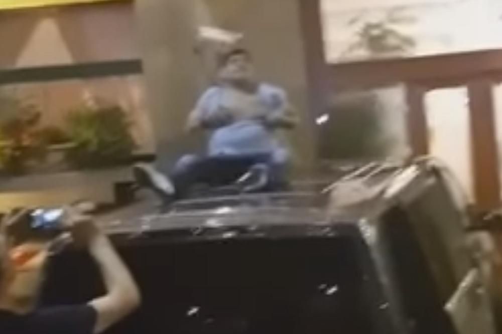 OPET SE ODAO POROKU! Maradona lumpovao po Napulju, pa se skinuo i skakao po krovu automobila! (VIDEO)