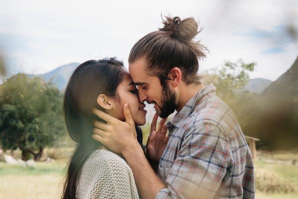 KAKO PROČITATI MUŠKARCA? Jasni znakovi da on ŽELI da te POLJUBI!