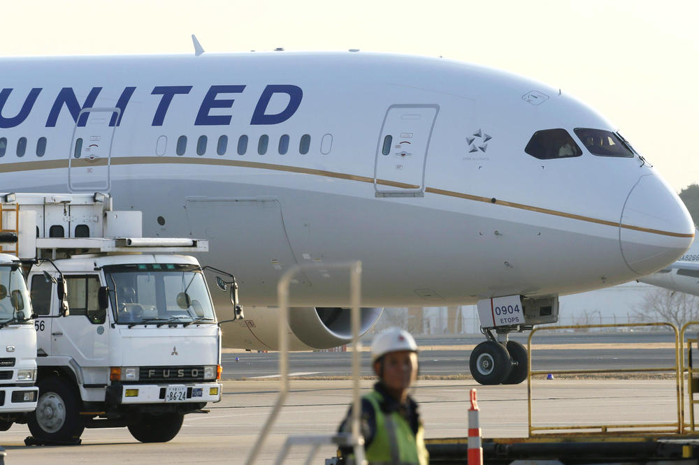 ŠOKANTNO! UZELI MALOM DETETU mesto u avionu, NATERALI majku da ga drži u krilu 3 SATA tokom leta!