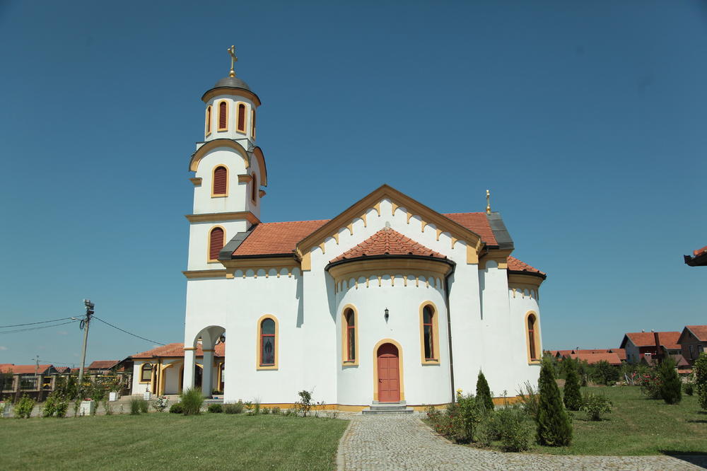 NEOBIČNA ISCELJENJA OD TEŠKIH BOLESTI: HILJADE LJUDI JE NAŠLO SPAS u crkvi u selu Stave kod Valjeva