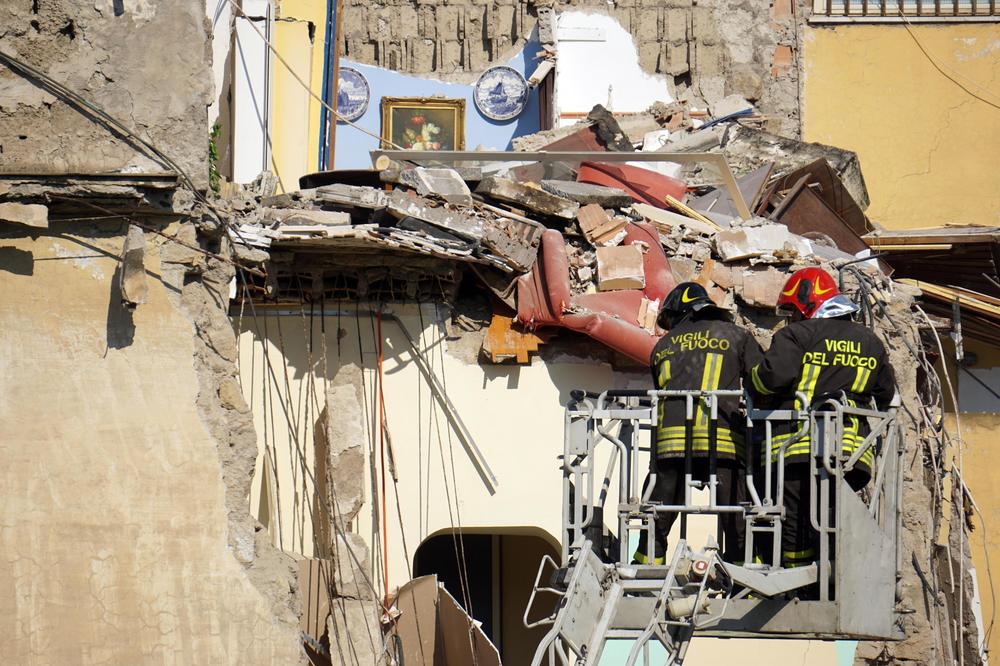 VATROGASCI NA TERENU: Srušila se zgrada u Napulju, ljudi zarobljeni u ruševinama! (FOTO)