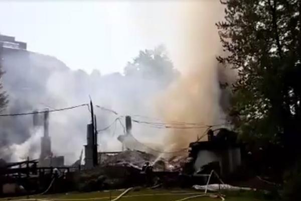 CRNI DIM NAD ZAGREBOM: Ogroman požar u sportskoj dvorani, povređen vatrogasac! (VIDEO)