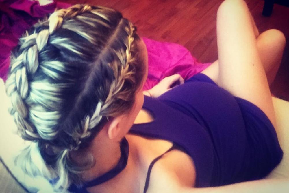 KONAČNO POKAZALA STOMAK! Ovako izgleda pevačica u šestom mesecu trudnoće! (FOTO)