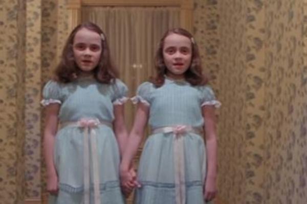 SEĆATE LI SE DEVOJČICA BLIZNAKINJA IZ KJUBRIKOVOG "ISIJAVANJA"? One su uterale mnogima strah u kosti, a evo kako danas izgledaju!