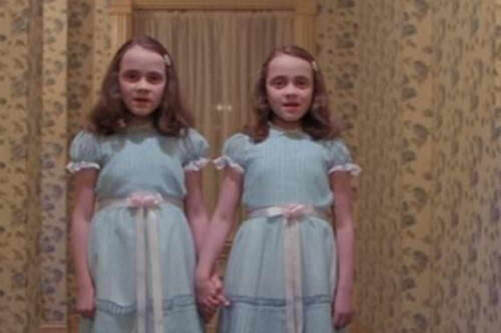 SEĆATE LI SE DEVOJČICA BLIZNAKINJA IZ KJUBRIKOVOG "ISIJAVANJA"? One su uterale mnogima strah u kosti, a evo kako danas izgledaju!