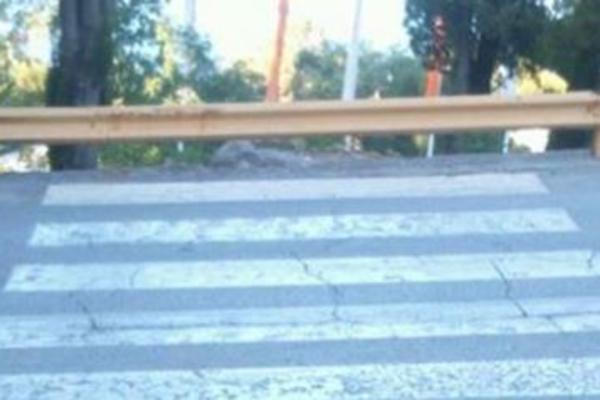 DA NIJE ŽALOSNO, BILO BI SMEŠNO: Prelazak preko ovog pešačkog može vas koštati ŽIVOTA!