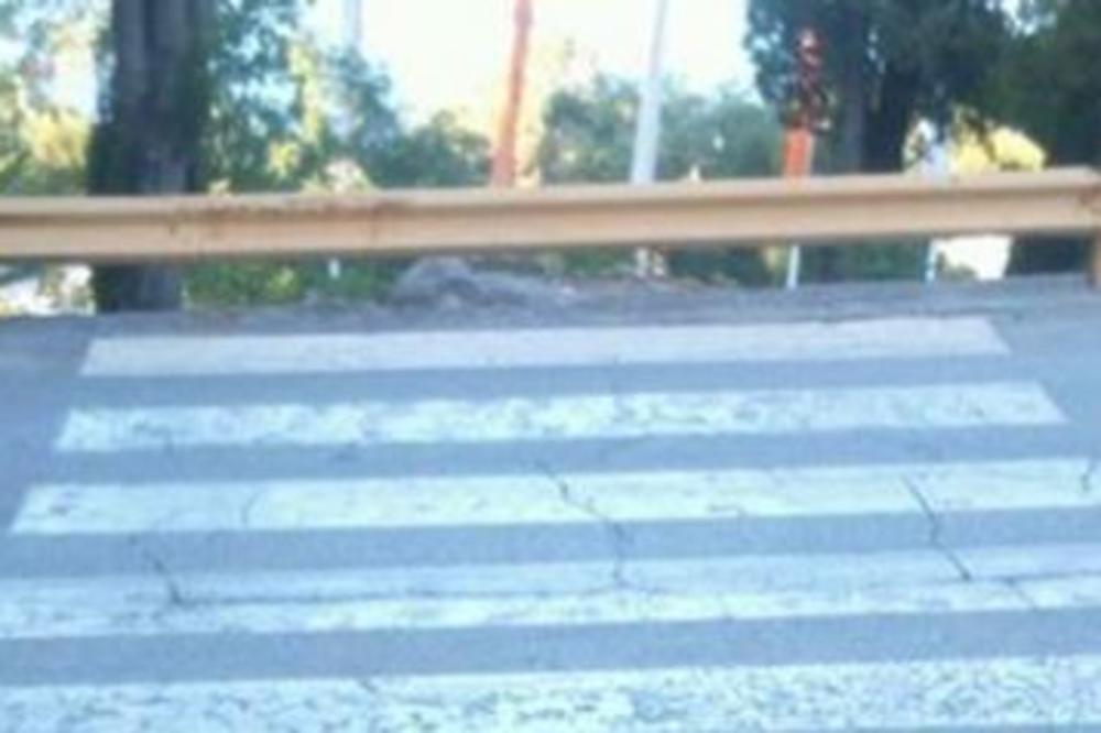 DA NIJE ŽALOSNO, BILO BI SMEŠNO: Prelazak preko ovog pešačkog može vas koštati ŽIVOTA!