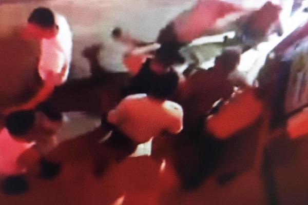 OVO JE SNIMAK TUČE NA ZAKINTOSU: Sedmorica Srba optužena za ubistvo Amerikanca (22)! (UZNEMIRUJUĆI VIDEO)