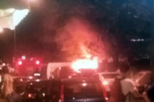 BUKTAO POŽAR KOD SKUPŠTINE: Vatrogasci ugasili požar u Kosovskoj za nekoliko sekundi i sprečili ogromnu štetu! (VIDEO)