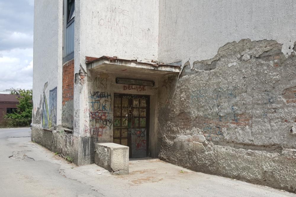 KBC ZVEZDARA SE RASPADA, a Siniša Mali prošle godine najavio da će sve biti sređeno za 10 dana! Vlaga i oronuli zidovi su prava slika bolnice! (FOTO) (VIDEO)