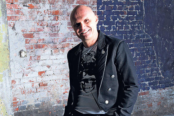 (VIDEO) MILI KAO FREDI MERJKURI: Poslušajte jednu od prvih Milijevih pesama!