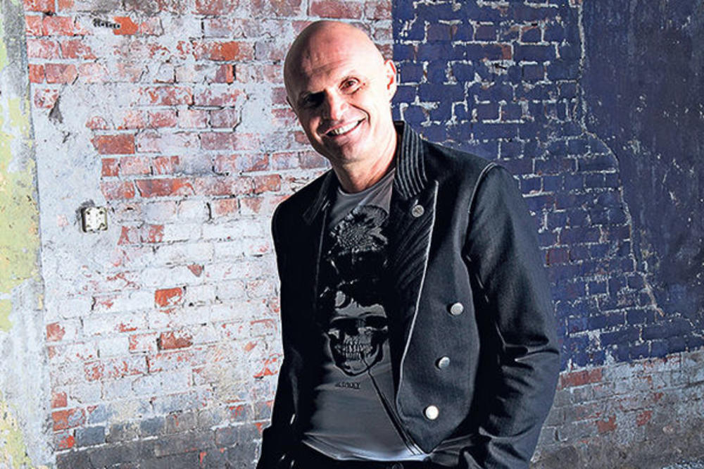 (VIDEO) MILI KAO FREDI MERJKURI: Poslušajte jednu od prvih Milijevih pesama!