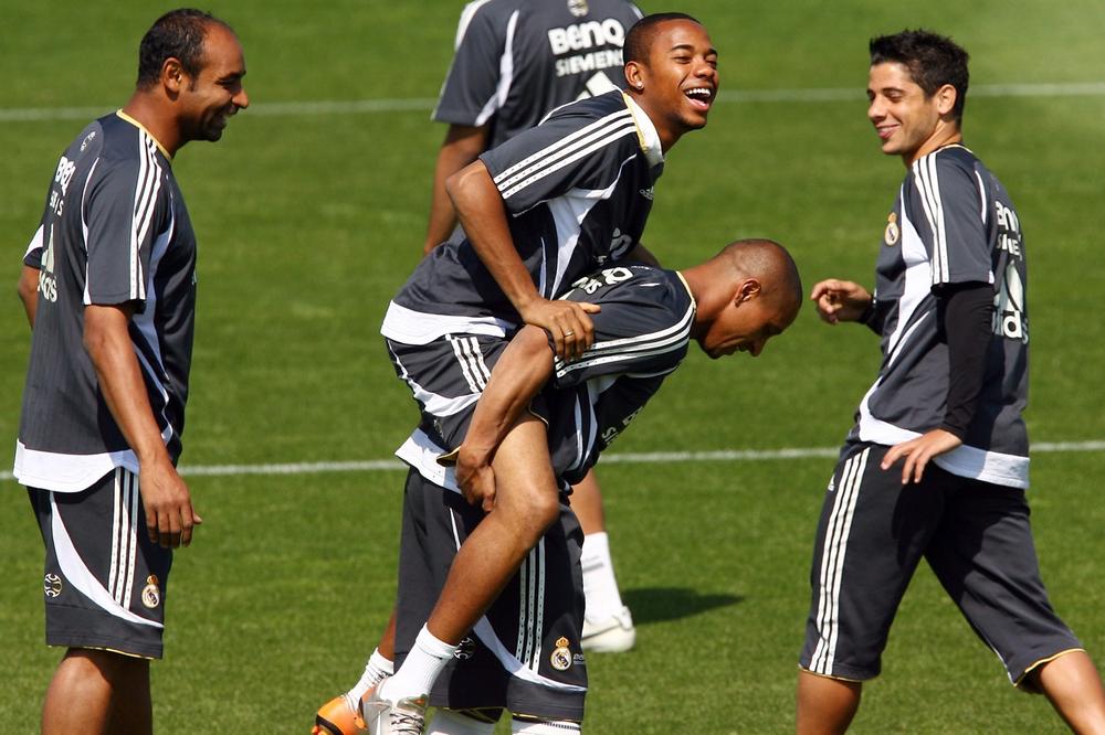 PRAVI SVOJ FUDBALSKI TIM: Legendarni Brazilac dobio i DEVETO dete! (FOTO)