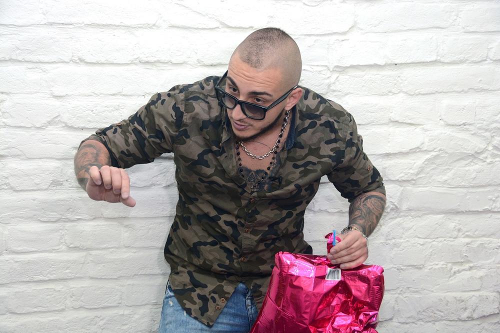 ESPRESO HELIJUM: Preživeo je ranjavanje, ali se 3x onesvestio na snimanju! Vuk Mob nas je nasmejao do suza, a i vas će! (VIDEO)