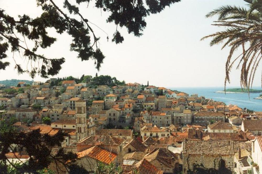 ZBOG OVOGA SE TURISTI NE VRAĆAJU U HRVATSKU: Novinarka objavila CENOVNIK sa Hvara - sve će vam biti jasno (FOTO)