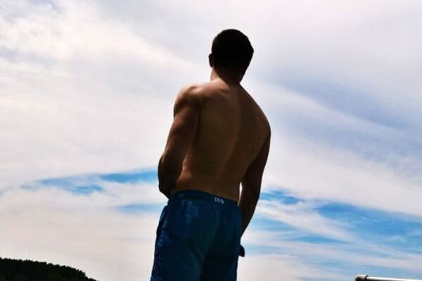 IPAK JE ON NAŠ NAJSEKSI MLADI SRPSKI GLUMAC: Kada budete videli kako izgleda bez majice, gledaćete sve njegove FILMOVE!