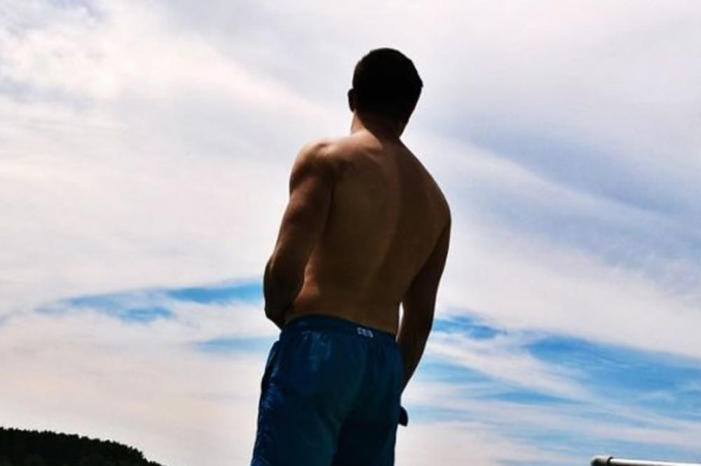 IPAK JE ON NAŠ NAJSEKSI MLADI SRPSKI GLUMAC: Kada budete videli kako izgleda bez majice, gledaćete sve njegove FILMOVE!