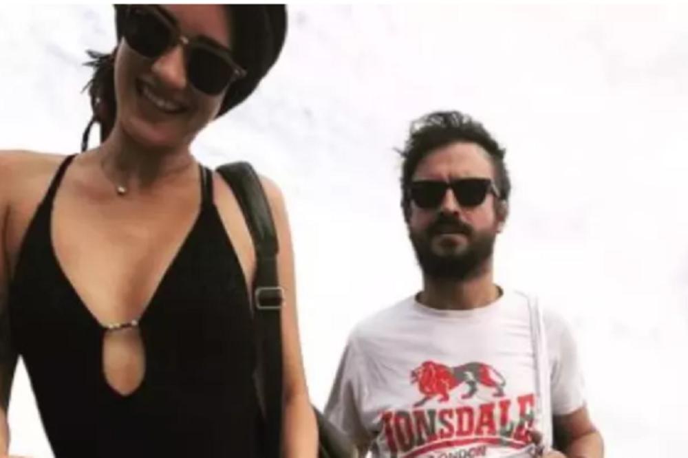 VIŠE NE MARE ZA JAVNOST, A NE MOGU NI DA NEGIRAJU: Naš glumac uhvaćen u nezgodnoj pozi sa devojkom! (FOTO)