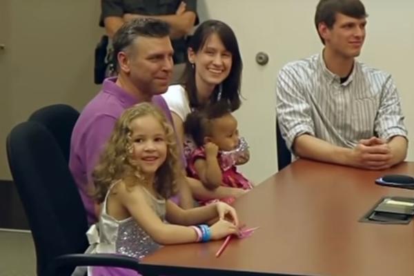 DANIJELA (5) JE ČEKALA U SUDNICI NA USVAJANJE: A onda su se otvorila vrata i ONA JE OSTALA BEZ REČI! (VIDEO)