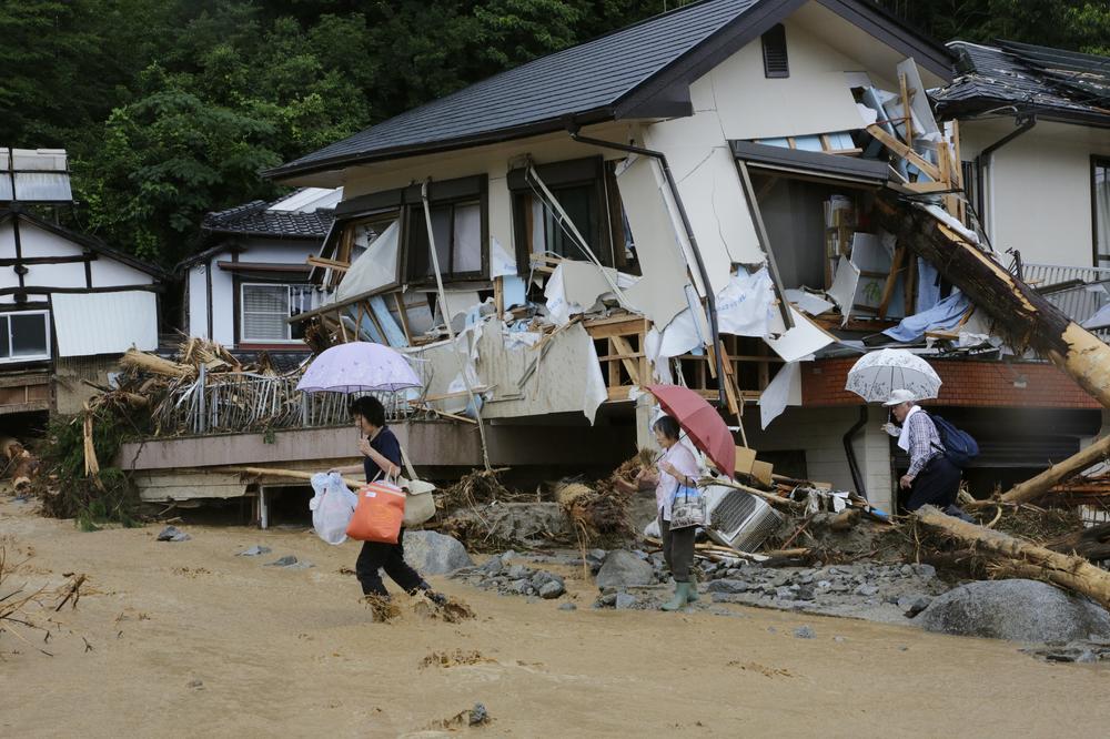 BROJ ŽRTAVA RASTE: Velike poplave i jaki zemljotresi u Japanu, strahuje se za nuklearna postrojenja! (FOTO) (VIDEO)
