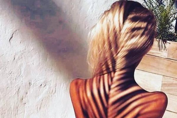 ŽELJNA PAŽNJE I MEDIJA? Javnost je zaboravila na nju, pa se slikala POTPUNO GOLA i okačila fotku na Instagram! (18+)