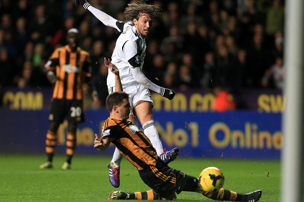 MIĆU PROPAO ZBOG PLEJSTEJŠNA? Njegov bivši saigrač otkrio nove detalje iz dana u Svonsiju!