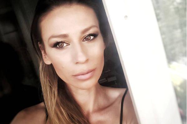 DA LI JE OVO PRIKLADNO ZA BELI DVOR? Supruga učesnika rijalitija u kraljevskoj rezidenciji obučena OVAKO! (FOTO)