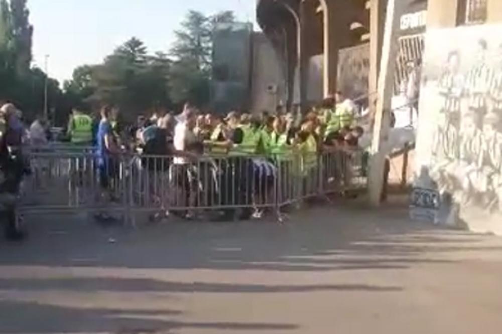 Gužva u Humskoj! Varvari IZUVENI ispred stadiona Partizana! (VIDEO)