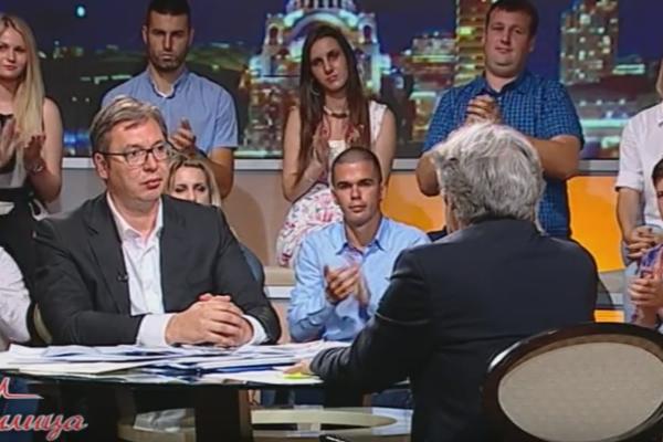 ZBOG OVOGA MOŽDA POPIJE I SANKCIJE! Kad je trebalo da se tapše na Vučićev govor, devojka je uradila sledeće! (FOTO)