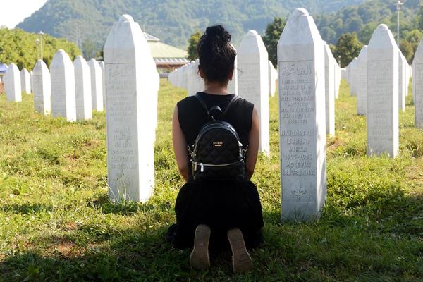 NOVINARKA ESPRESA KLEKNULA PRED GROBOVIMA SREBRENICE: Došla sam ovde da oplačem dan kad su ubijene duše dva naroda (FOTO)