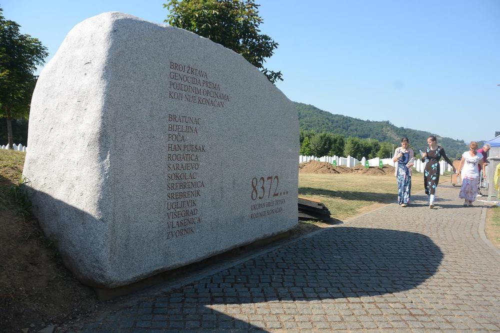 Na spomen ploči podignutoj u Potočarima stoji brojka koja podseća na 8.372 srebreničke žrtve