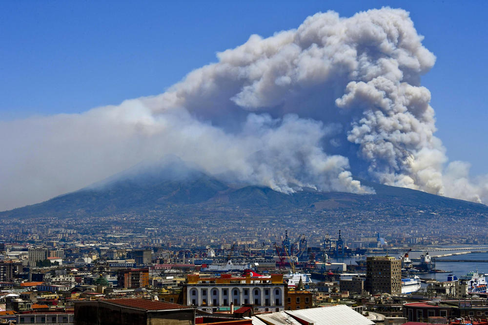 POŽARI BUKTE ITALIJOM: Evakuisano stanovništvo, gradovi okruženi vatrom! (FOTO) (VIDEO)