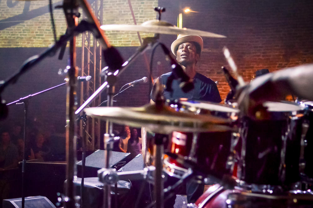 LEGENDARNI MUZIČAR STIŽE NA KALEMEGDAN! Keziah Jones priređuje spektakl za pamćenje (FOTO)